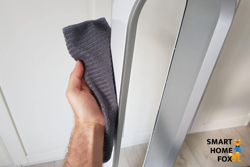 Der Turm des Dyson Pure Cool Link TP02 Luftreinigers wird mit einem weichen Tuch gereinigt